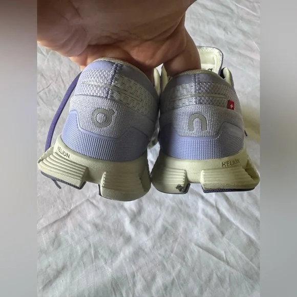 On cloud shoes - Picture 4 of 11